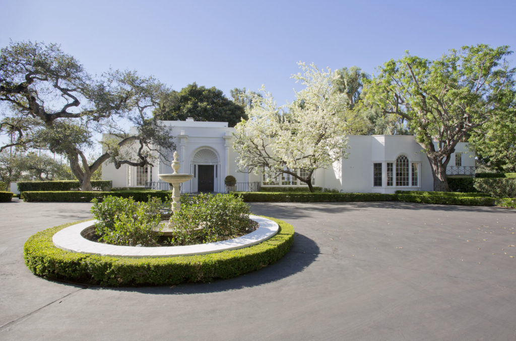 Formal Guest entry to Hillcrest Estate with large turnaround drive
